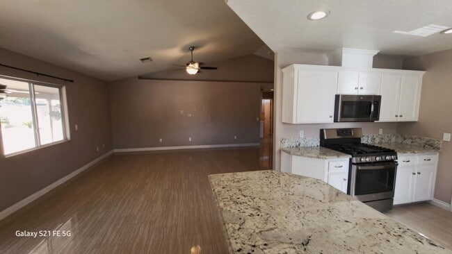 Building Photo - Immaculate 3 Bedroom 2 Bath House locate w...