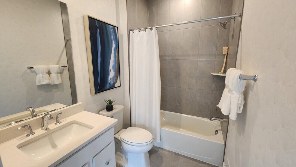 En-suite Bath - 3400 Chester Aly