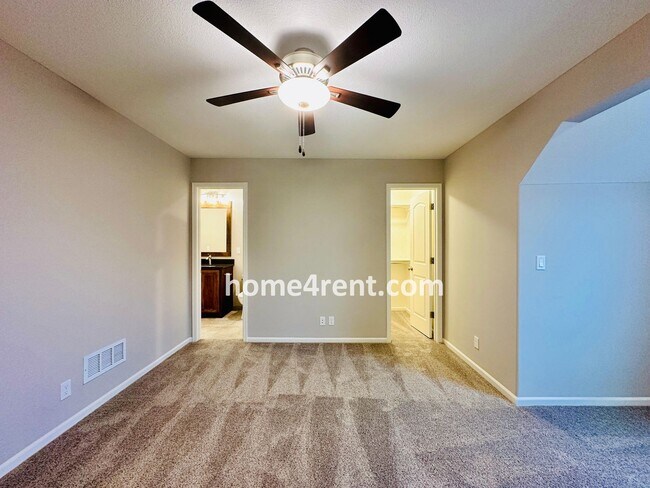 Building Photo - Nearly New Luxury Home in Blue Valley Schools!