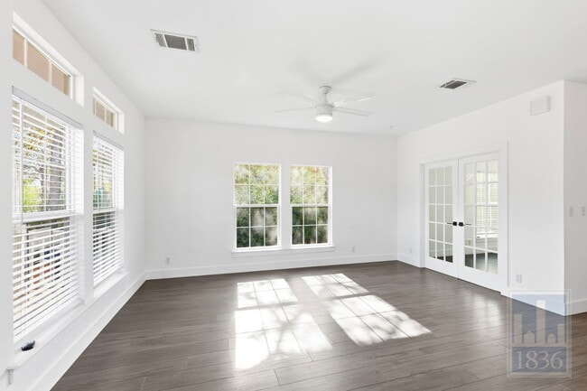 Building Photo - 1116 Lott Ave