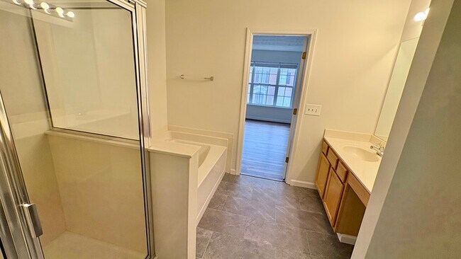 Building Photo - Town Home - 3 Beds - 3 Baths