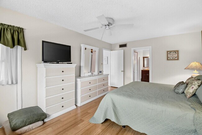 Building Photo - 3425 Via Poinciana