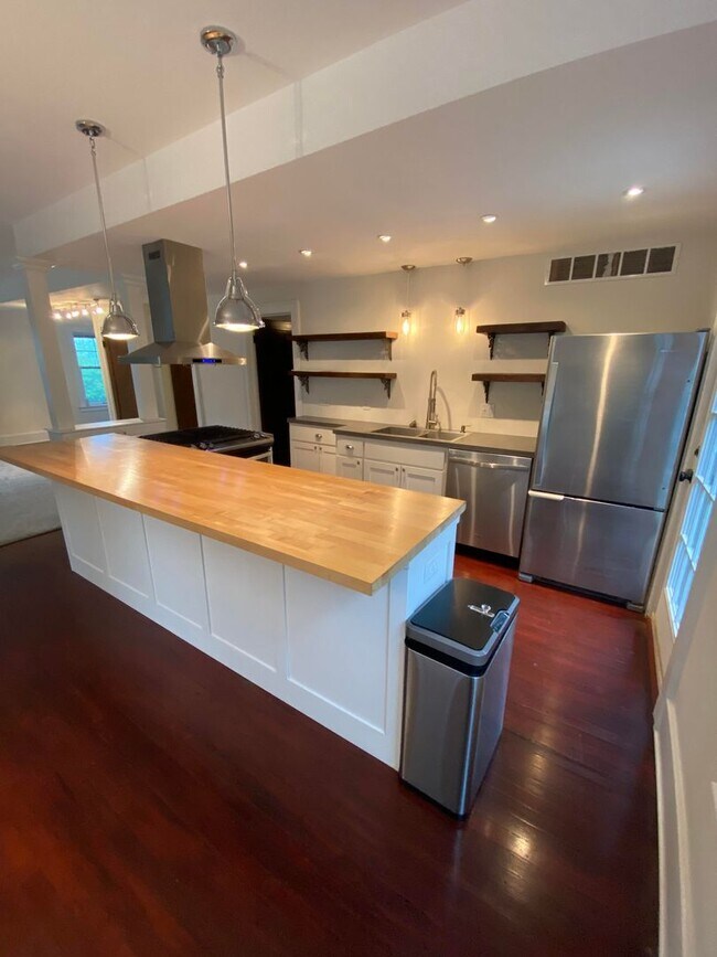 Building Photo - Charming 3-Bedroom, 1 1/2 Bath Upper Duple...