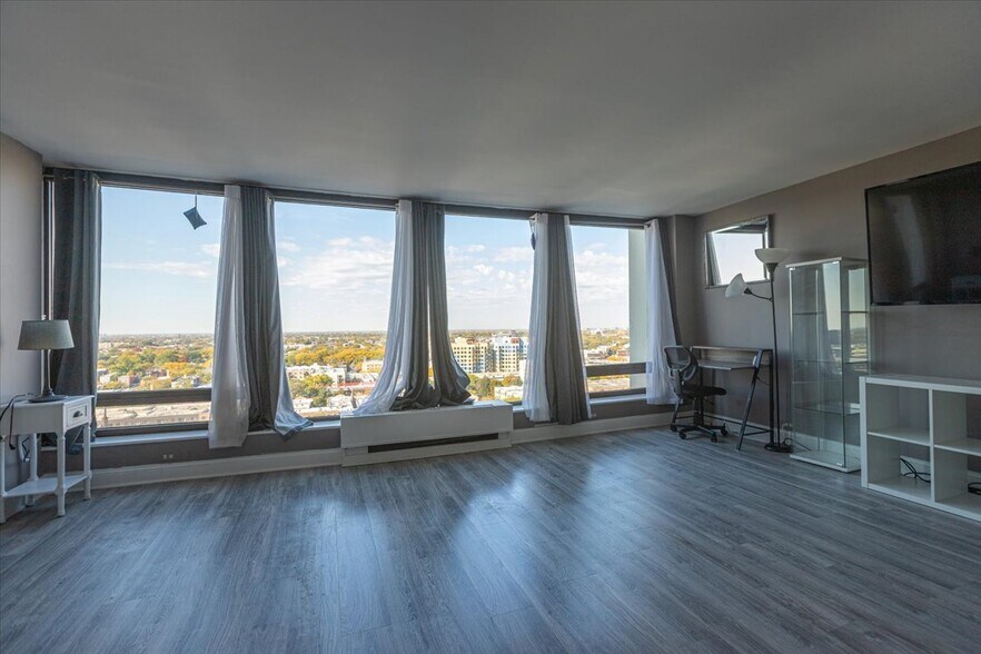 Building Photo - 5455 N Sheridan Rd