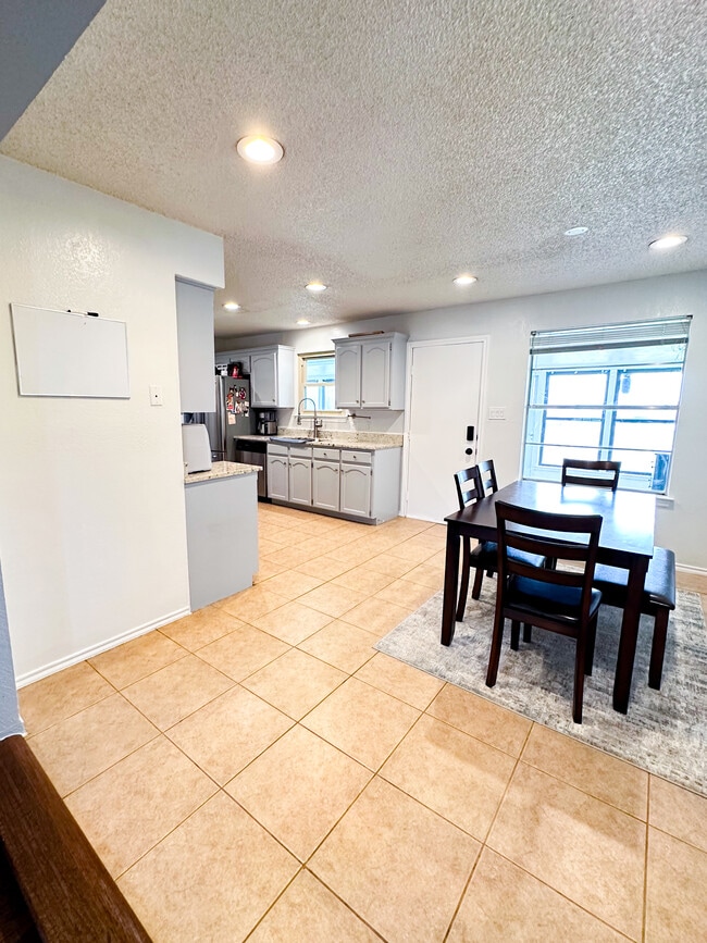 Building Photo - 3707 French Wood Dr