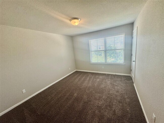 Building Photo - 112 Buckthorn Dr