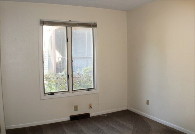 Building Photo - $1,550 | 3 Bedroom, 2 Bathroom Duplex | No...