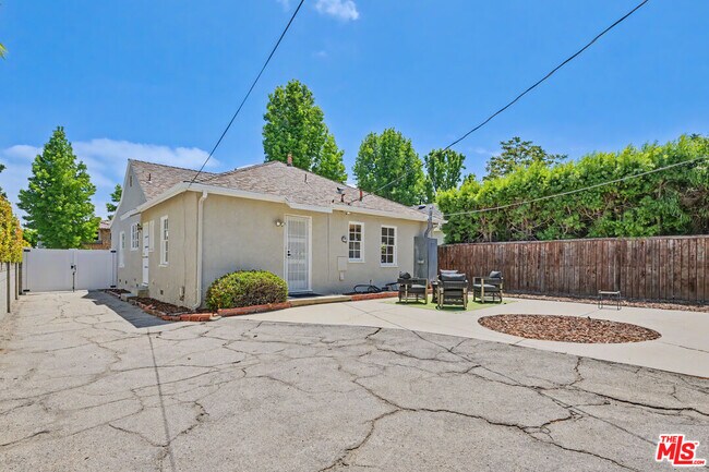 Building Photo - 5119 Enfield Ave