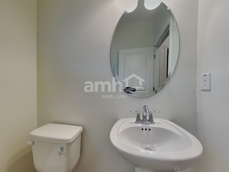 Building Photo - 20256 Calla Lily Dr