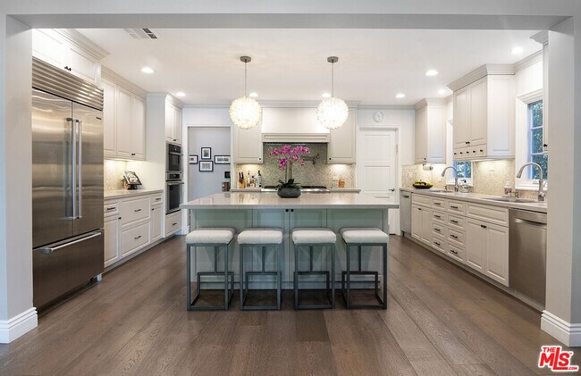 Building Photo - 9145 Sawyer St