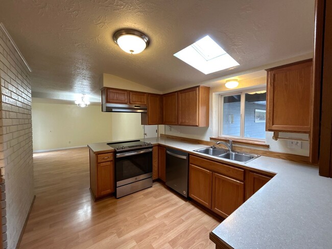 Building Photo - 3 Bedroom / 2 Bathroom in Bend's Orchard D...