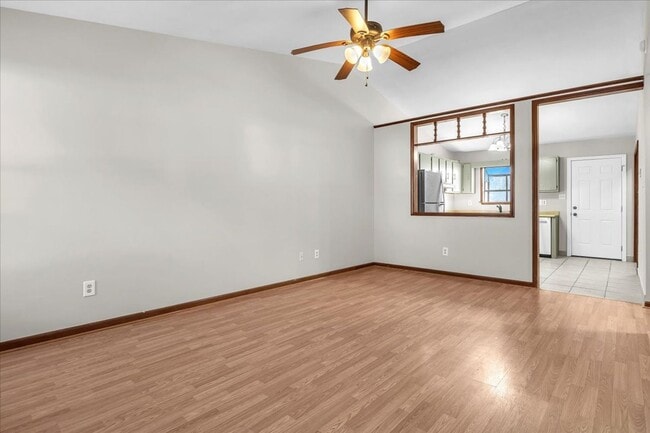 Building Photo - 2 Bed 2.5 Bath Duplex