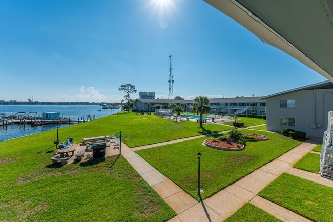 Building Photo - Gorgeous Water Views!