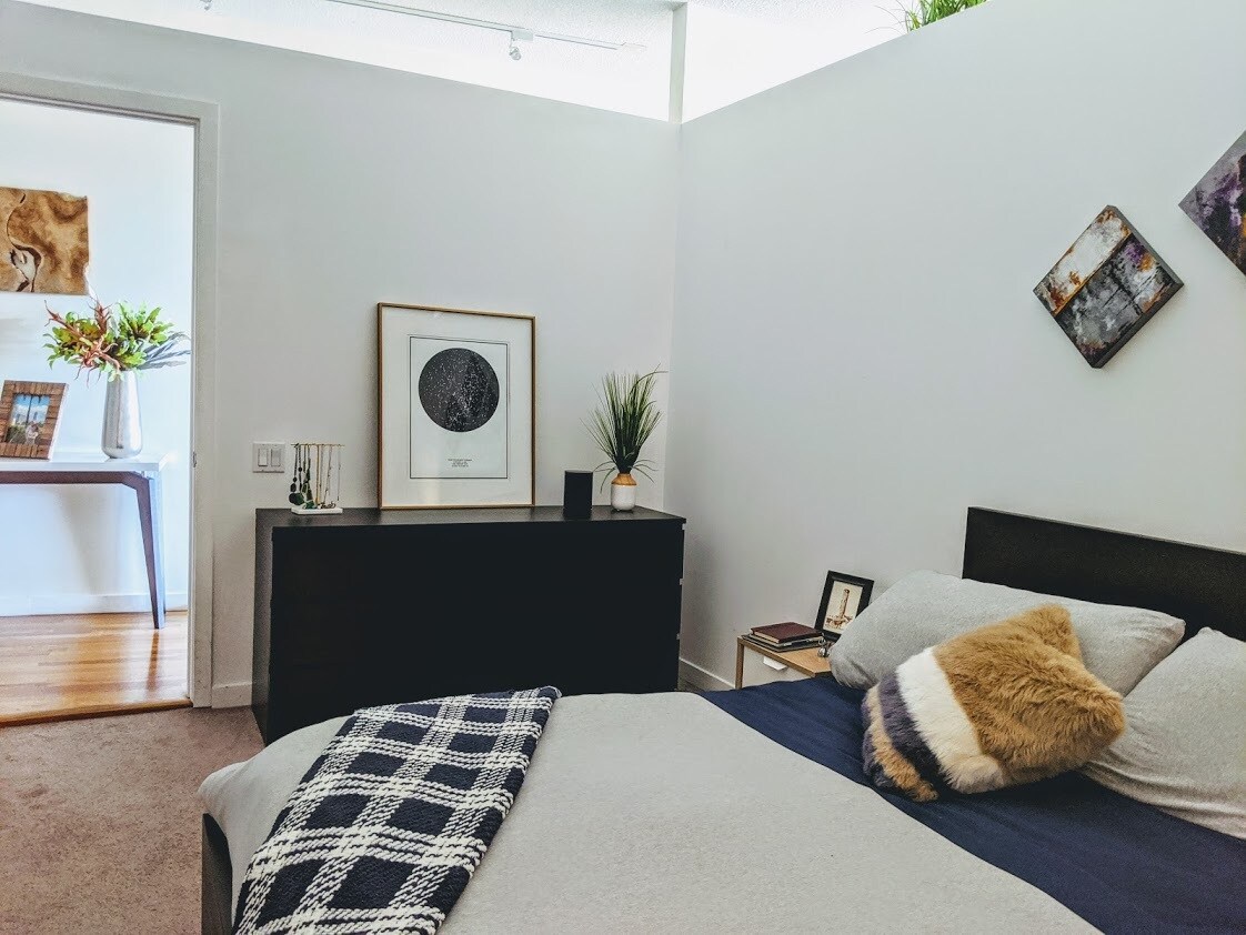 Building Photo - 950 W Erie St