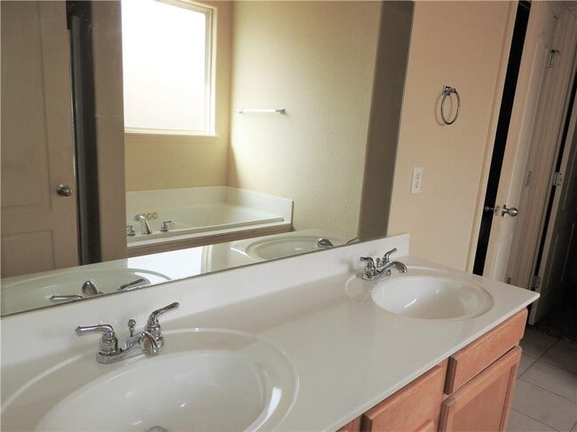 Building Photo - 420 Torino Pl