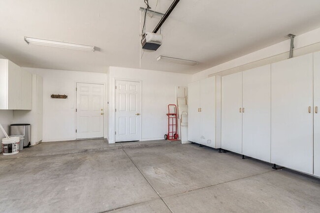 Building Photo - 9949 N Calle Loma Linda