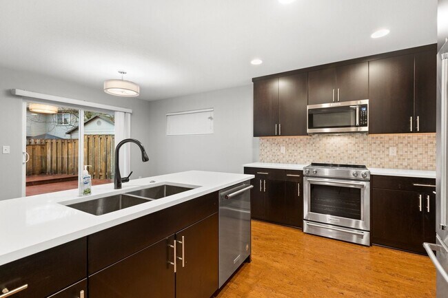 Building Photo - BETHANY 5 bedroom 3 full bath- Beaverton School District- Nike
