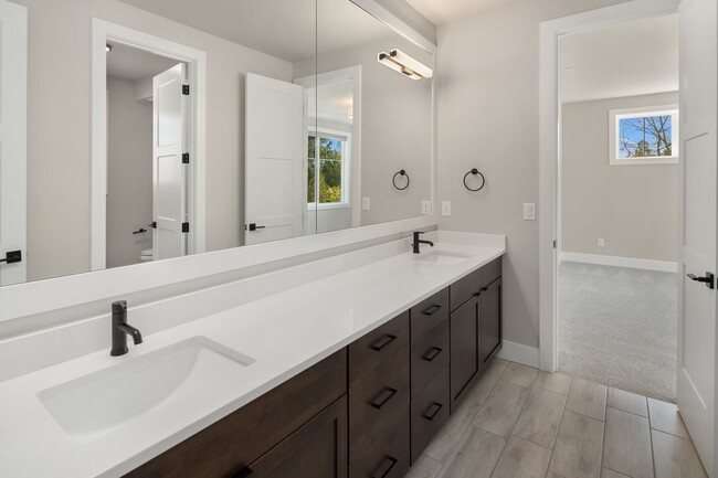 Building Photo - Luxury Haven