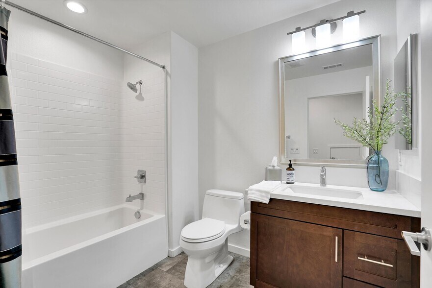 Building Photo - 1512 W Artesia Sq