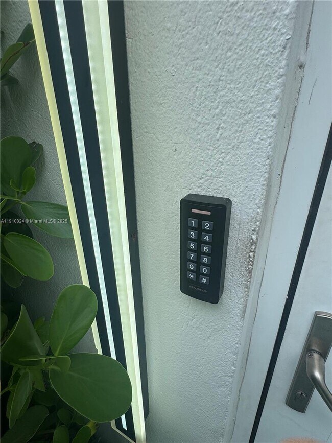 Building Photo - 319 W 28th St