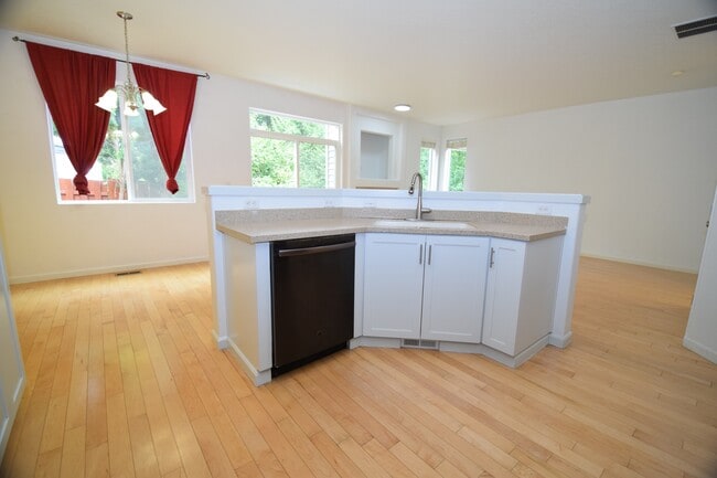 Building Photo - 432 NE 57th Ave