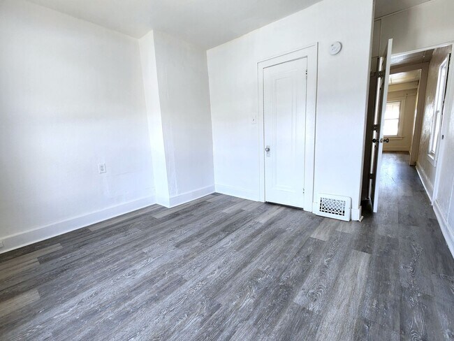 Building Photo - 5 bedroom single family - Available now!