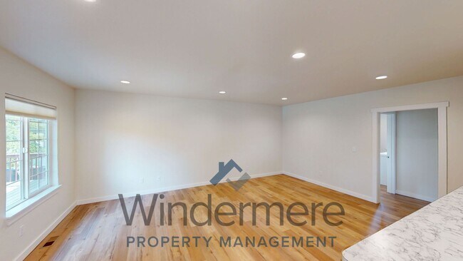 Building Photo - Whit834/836