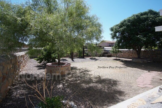 Building Photo - 807 Jaime St