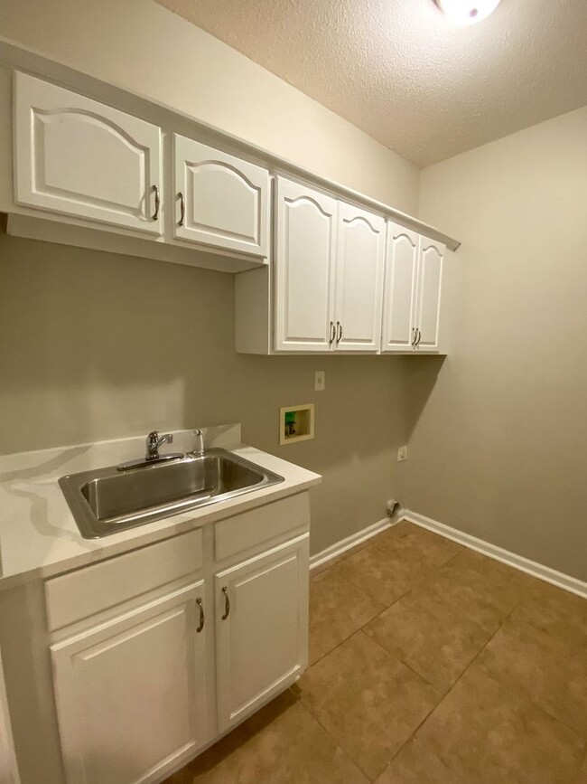 Building Photo - 5 Bedrooms with Bonus, 4 Bath Near Riverda...