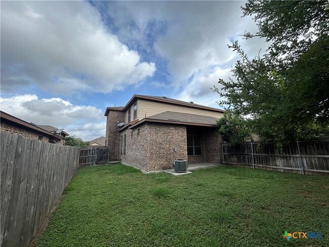 Building Photo - 665 Creekside Cir