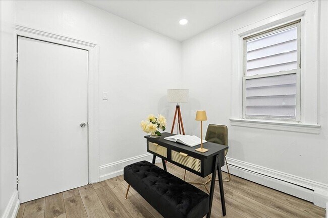 Building Photo - 283 GRIFFITH St