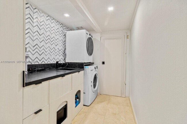 Building Photo - 520 Brickell Key Dr