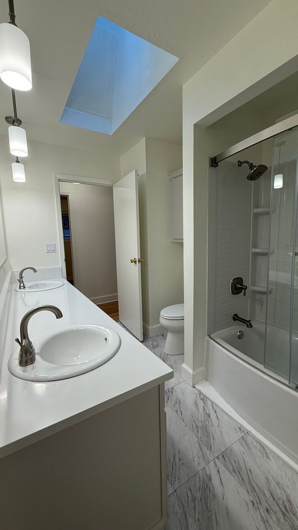 Building Photo - Stunning Forest Retreat in Lake Oswego 3 beds 2 baths + Den; Video!