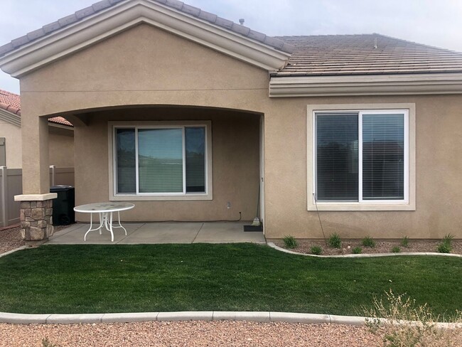 Building Photo - 2 bedroom 2 bath with bonus room/ office r...