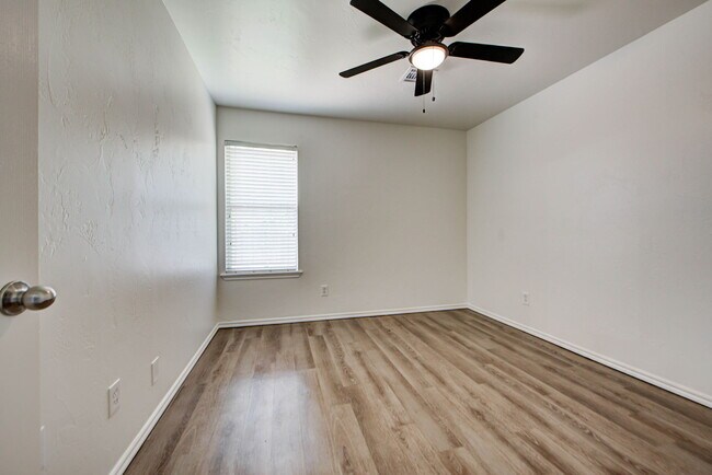 Building Photo - 608 Cavecreek St