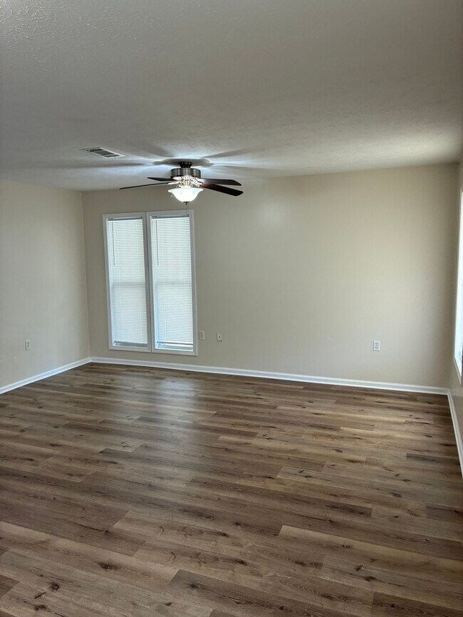 Building Photo - Beautiful 3/1 house