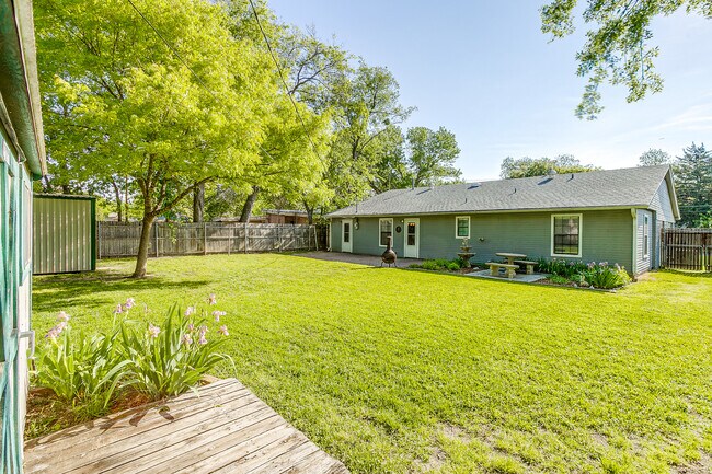 Building Photo - 1104 Sproles Dr