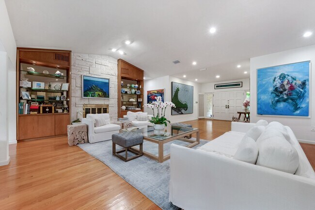 Building Photo - 8290 La Rampa St