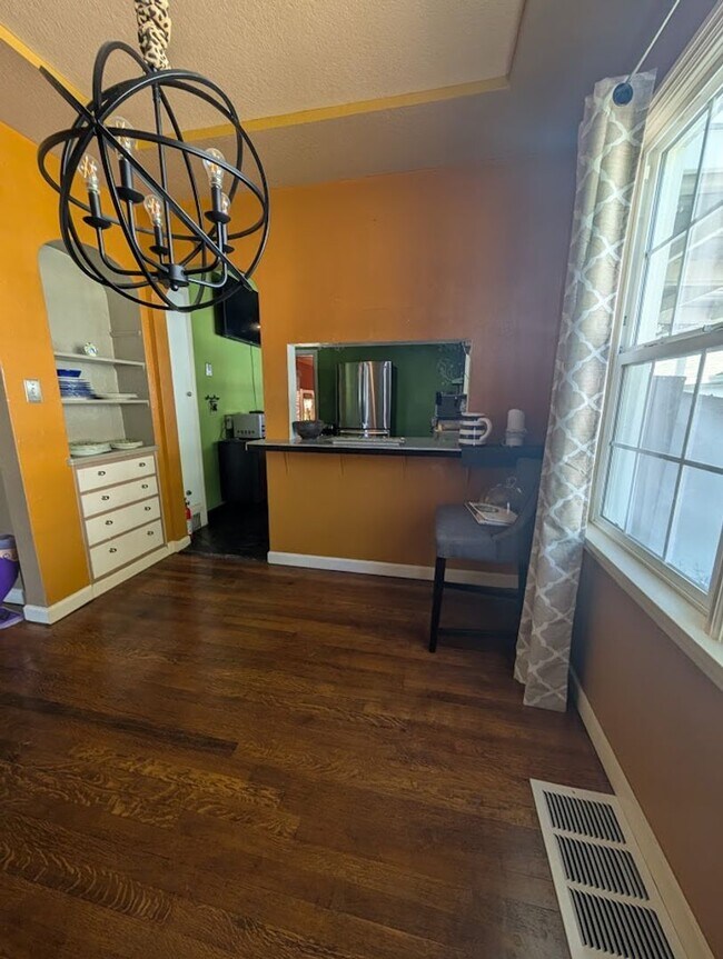 Building Photo - Stunning 4 Bedroom Normal Hill House - Pet-Friendly!