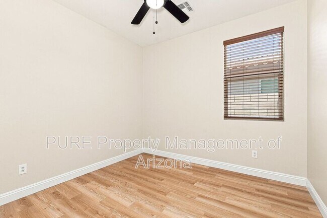 Building Photo - 1711 W Paisley Dr