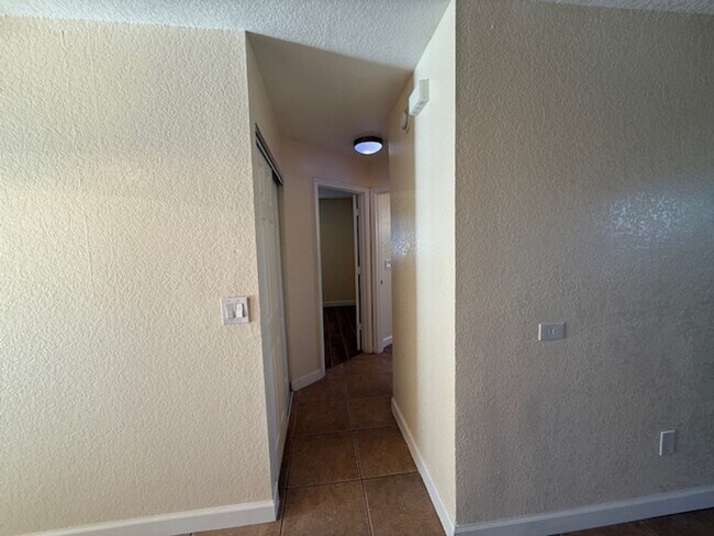 Building Photo - Beautiful single family Home.