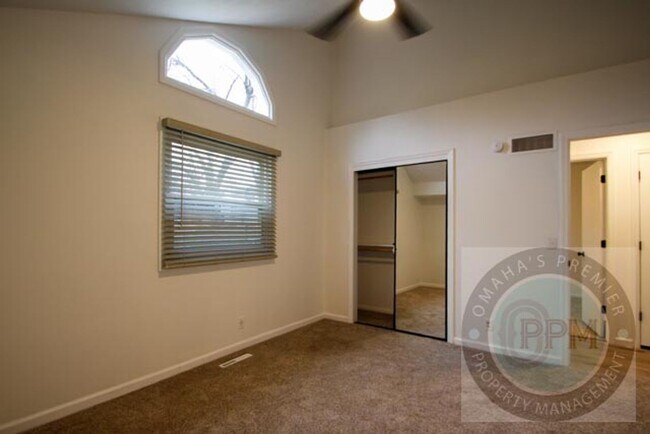 Building Photo - Spacious 4-bedroom, 3-bath home in Omaha