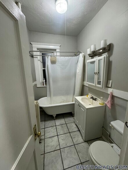 Building Photo - 463 Park Dr