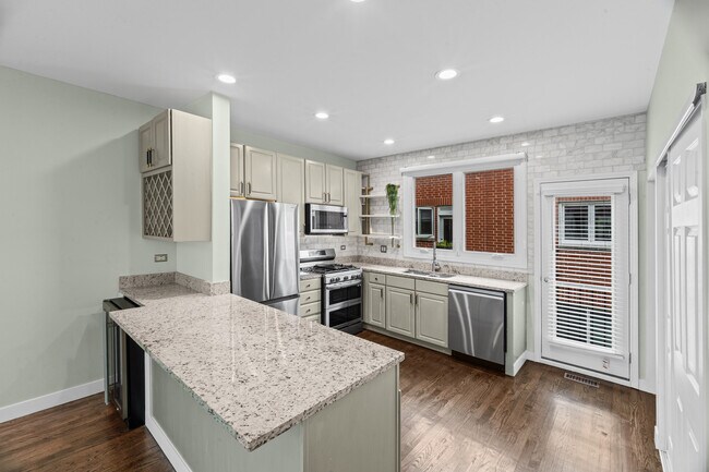 Building Photo - 1835 W Oakdale Ave