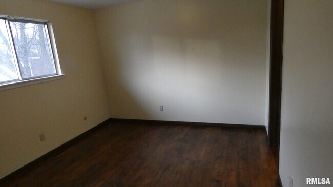 Building Photo - 1513 Sara Ln