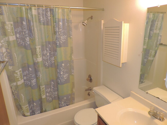 Building Photo - $875 | 1 Bedroom, 1 Bathroom Condo | Cat F...