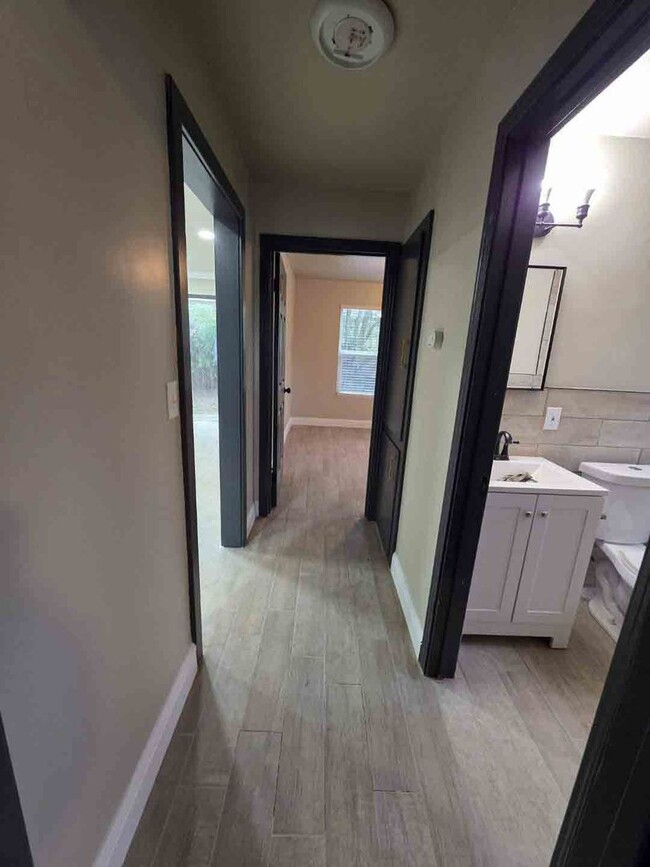 Building Photo - Fully Renovated 2 Bed 1 Bath