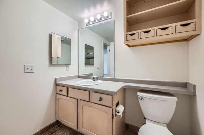 Building Photo - 2 Bed, 2 bath in Quiet Community. New HVAC, New Flooring. Community pool and clubhouse access inc...