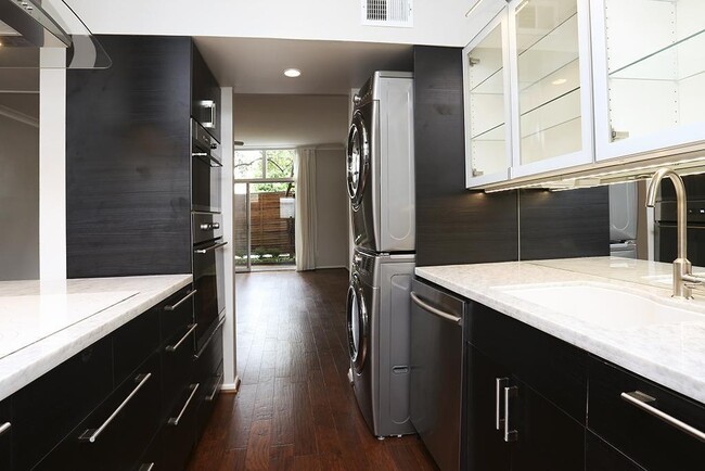 Building Photo - 5236 Memorial Dr