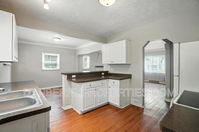 Building Photo - 822 Searles Rd